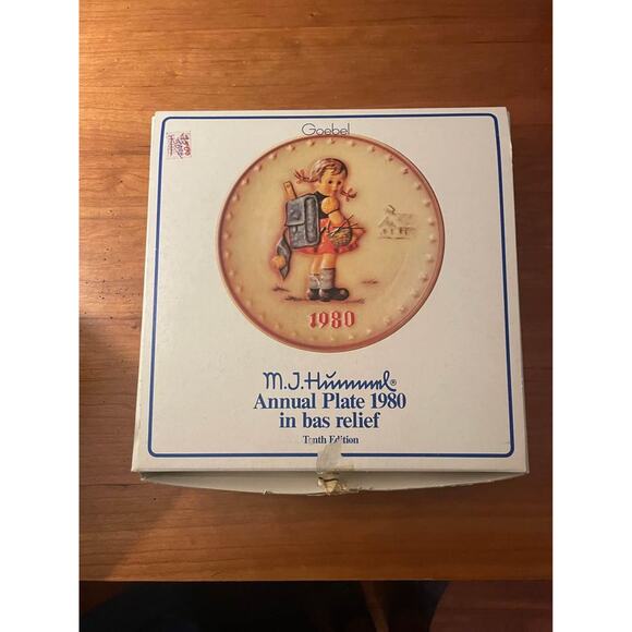 Vintage Hummel 1980 Annual Plate in Bas Relief Happy School Girl Goebel - Picture 4 of 8